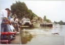 Zwei bis drei Sekunden nach dem Start und zwei Boote sind schon im Wasser
